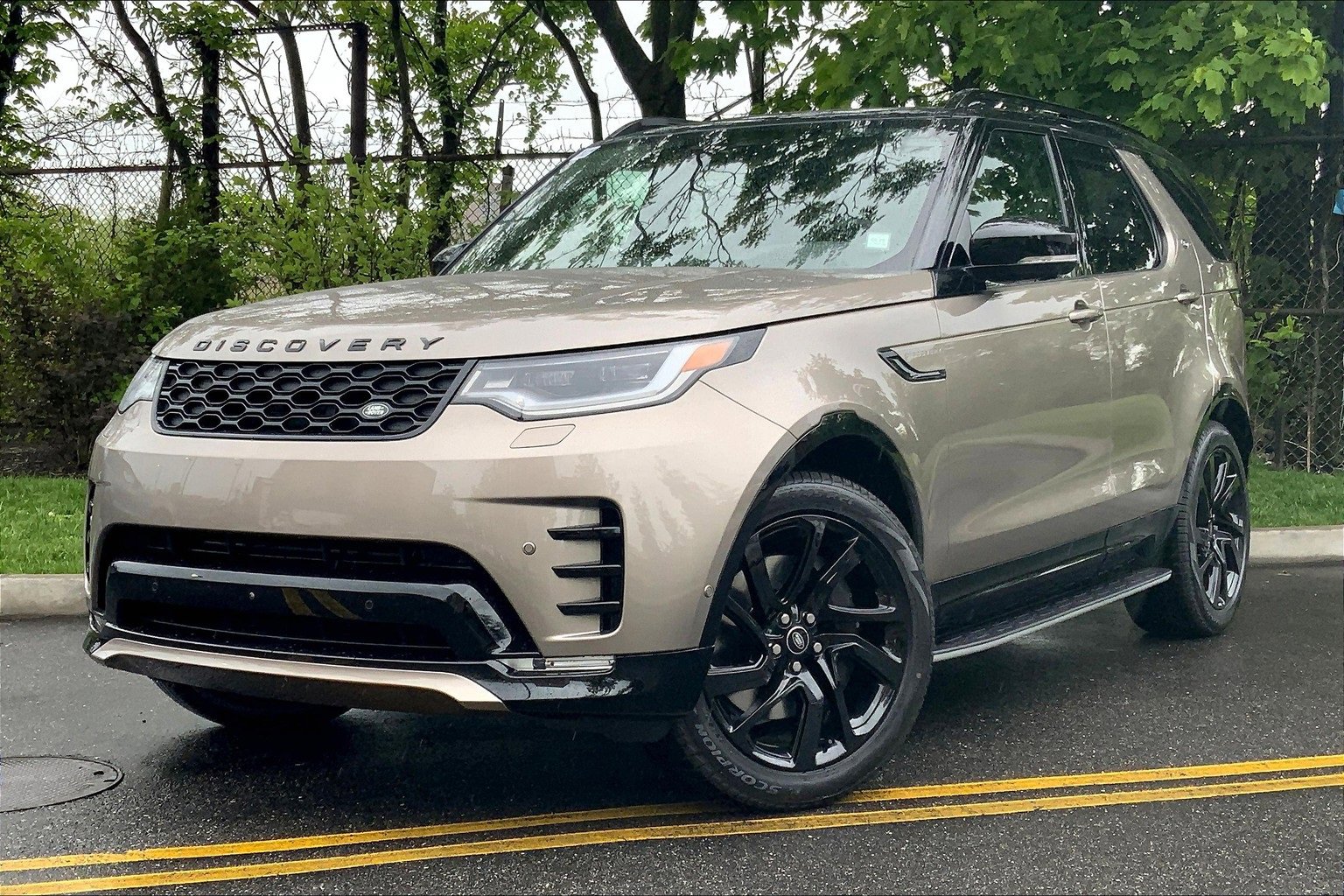 New 2025 Land Rover Discovery Dynamic SE