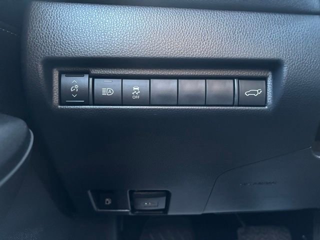 Used 2023 Toyota Venza LE image 16