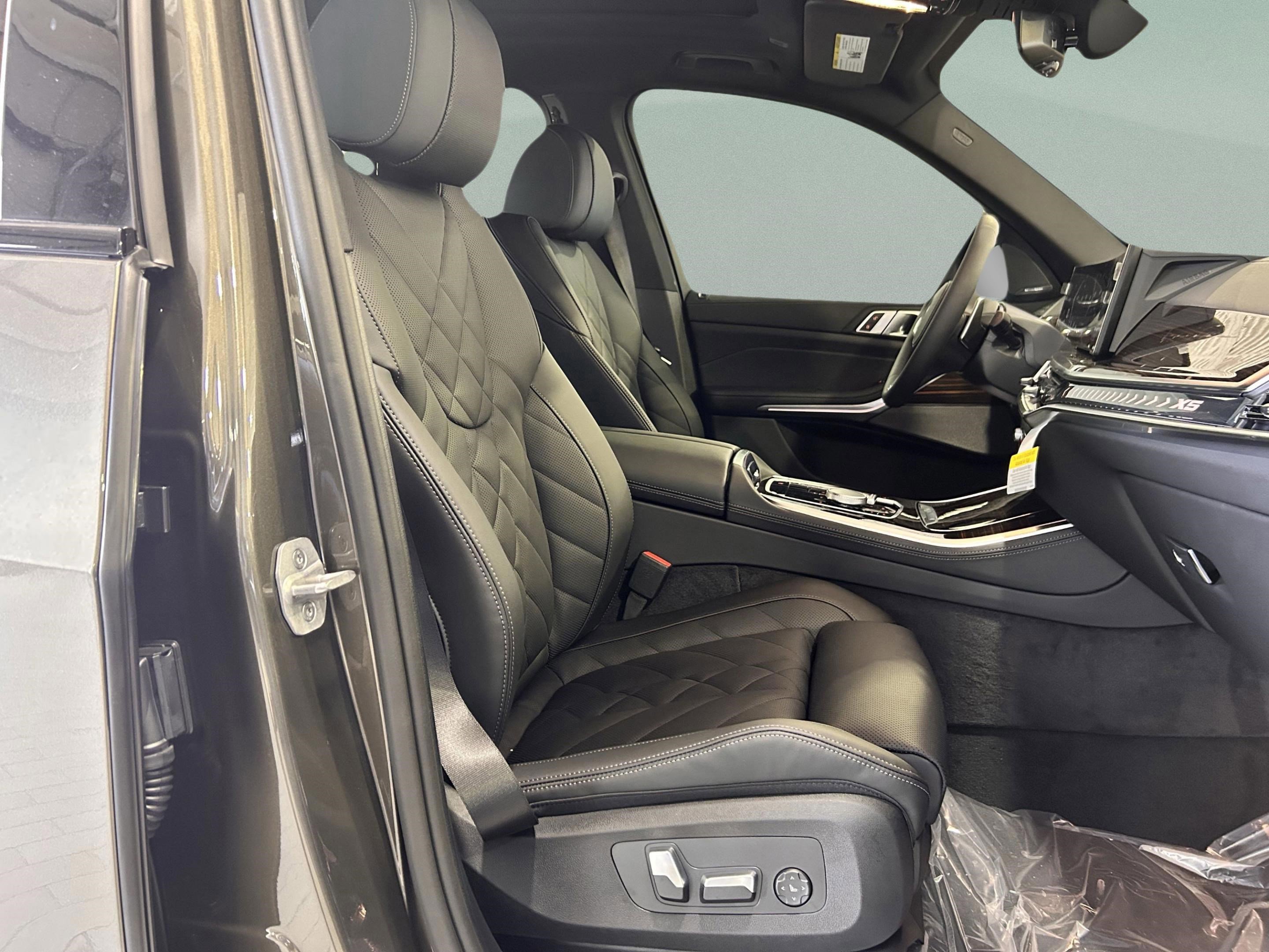 Used 2026 BMW X5 xDrive40i w/ M Sport Package image 28