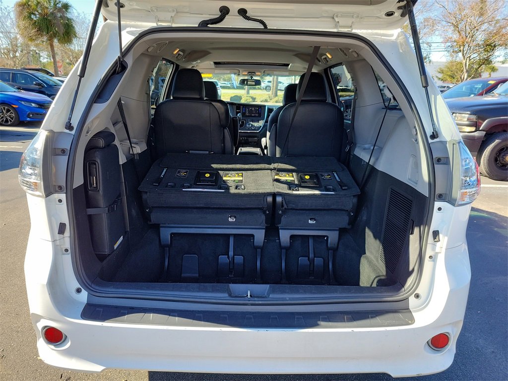 Used 2017 Toyota Sienna SE image 10