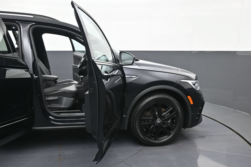 Used 2022 Volkswagen Tiguan SE R-Line FWD image 9