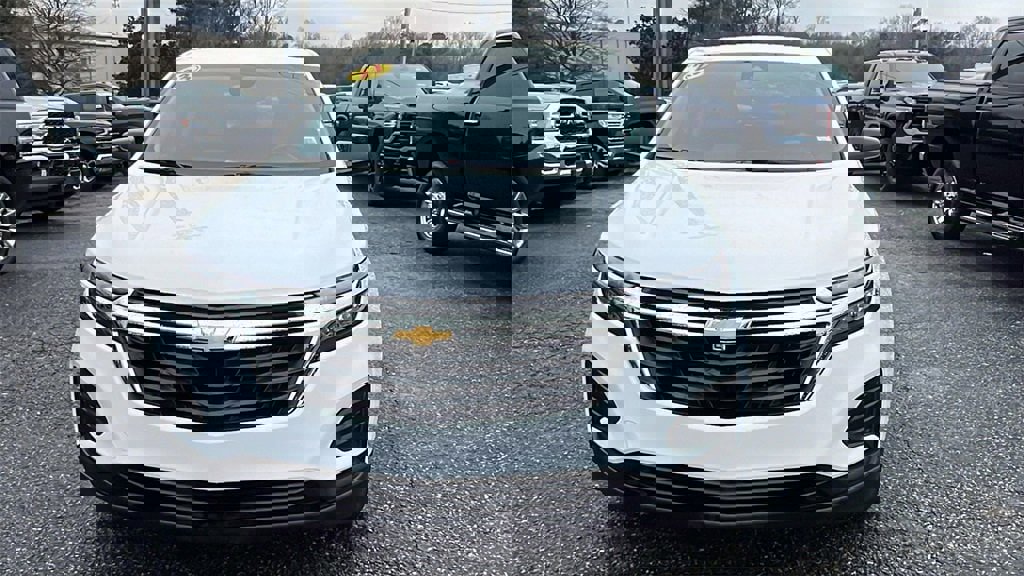 Used 2023 Chevrolet Equinox LS image 2