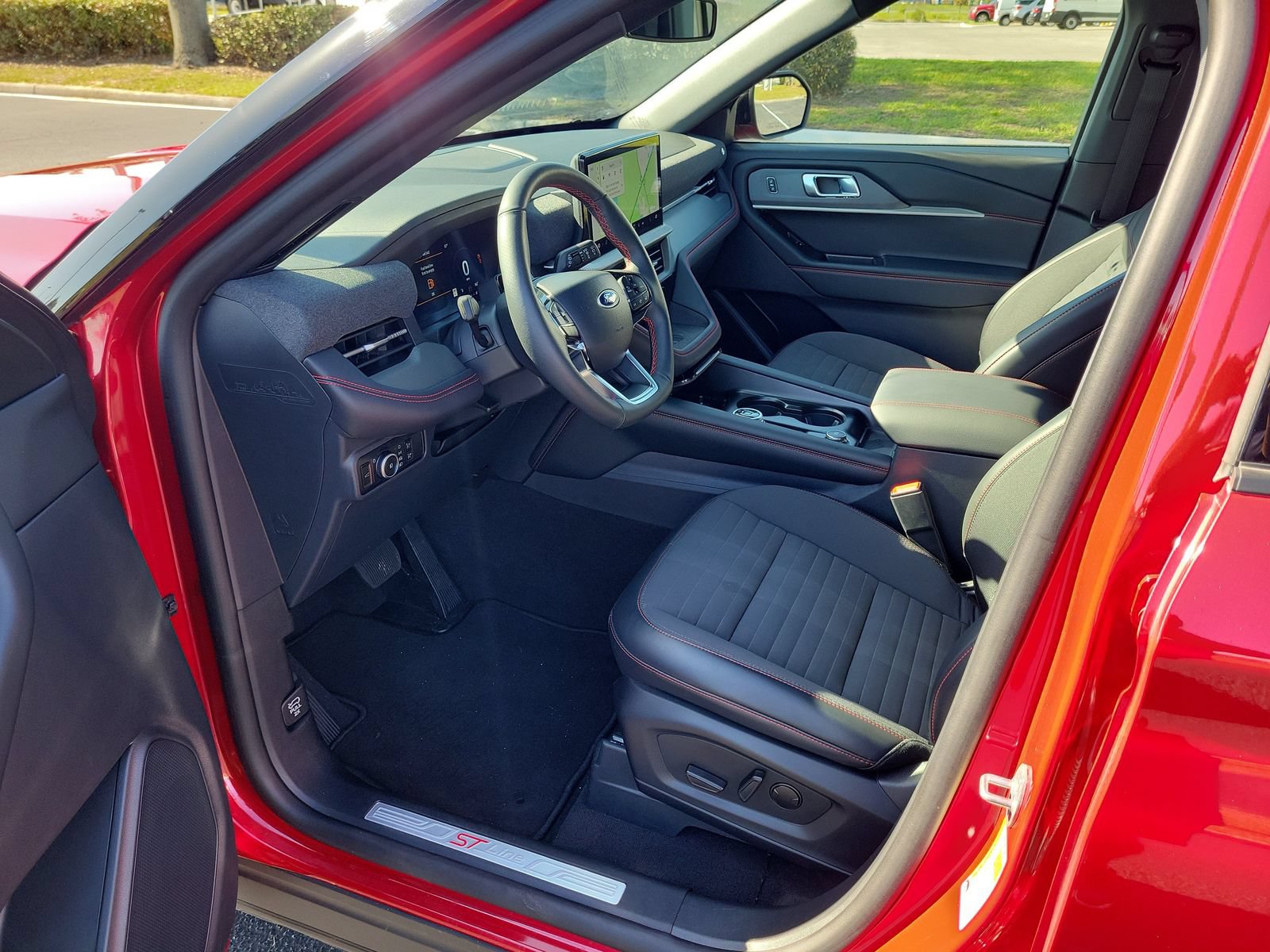 Used 2025 Ford Explorer ST-Line w/ Premium Package RWD image 17