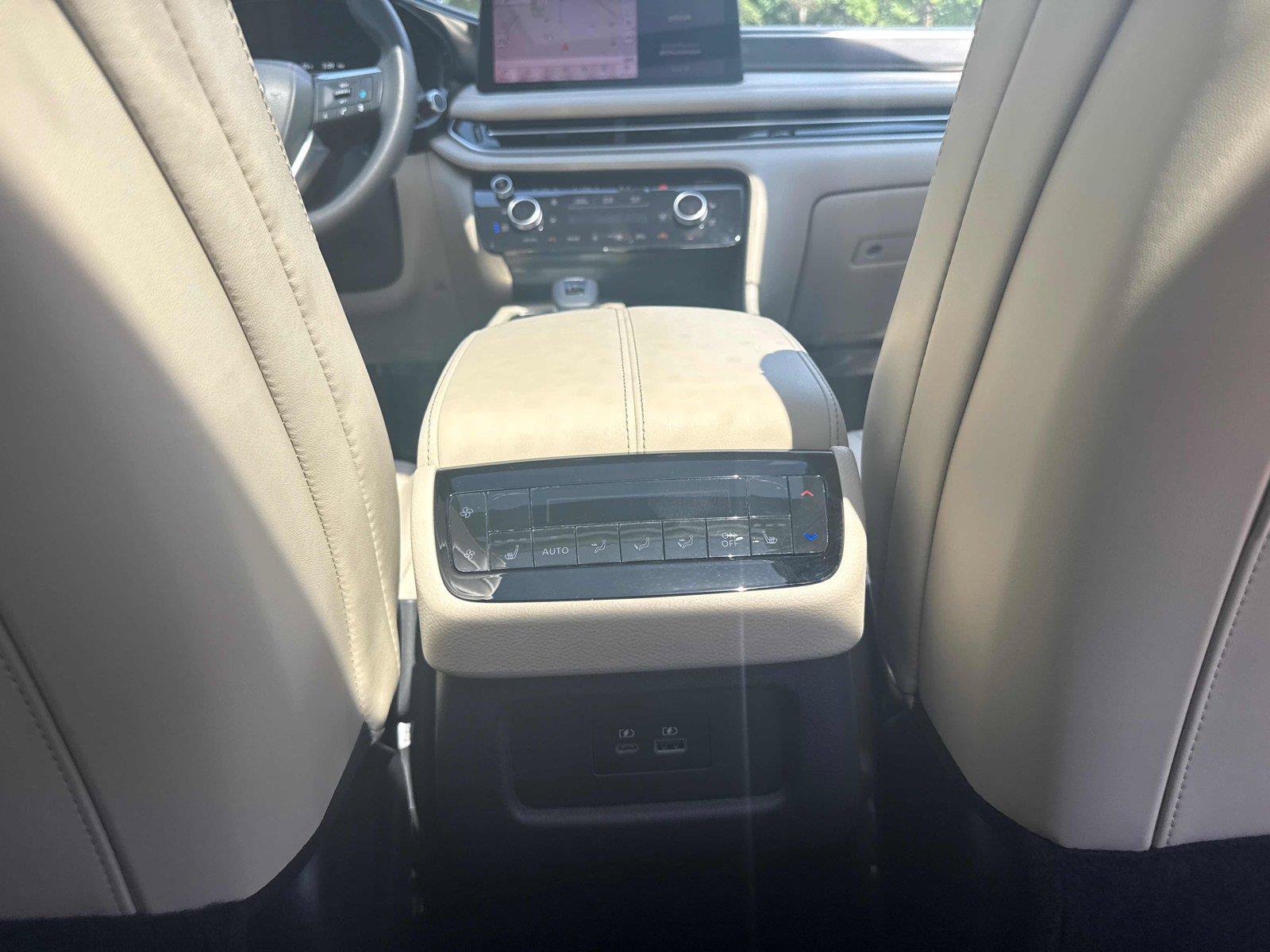Used 2025 INFINITI QX60 Luxe w/ Lighting Package (N94) FWD image 30