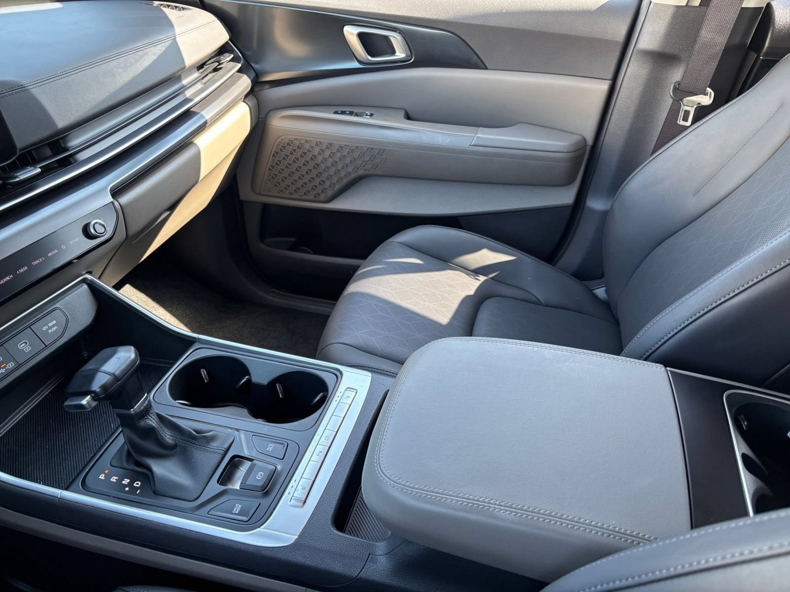 Used 2026 Kia Carnival FWD image 44