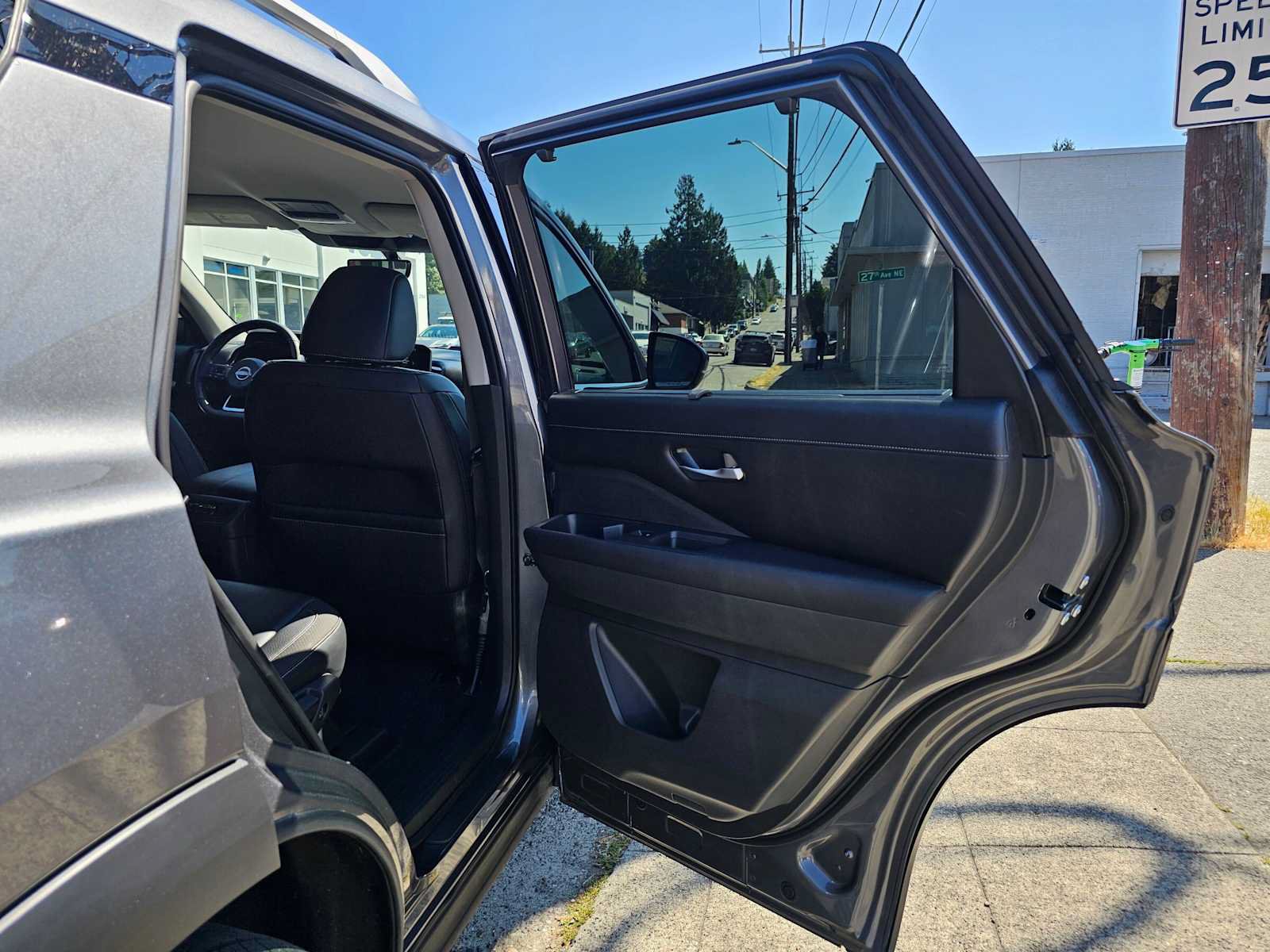 Used 2025 Nissan Pathfinder SL AWD/4WD image 13