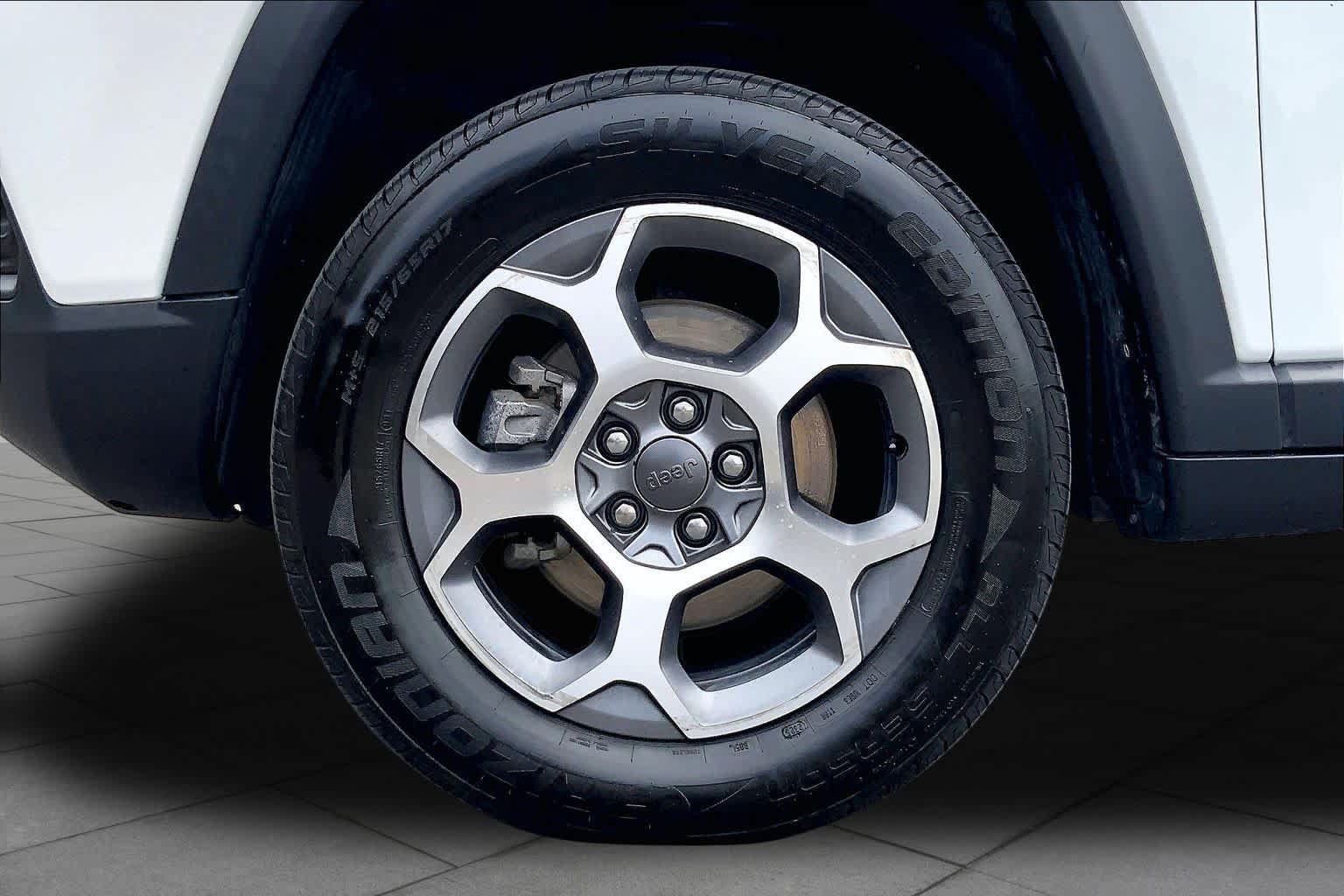 Used 2022 Jeep Compass Trailhawk AWD/4WD image 11