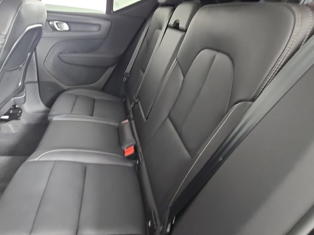 Certified 2025 Volvo XC40 B5 Plus AWD/4WD image 18