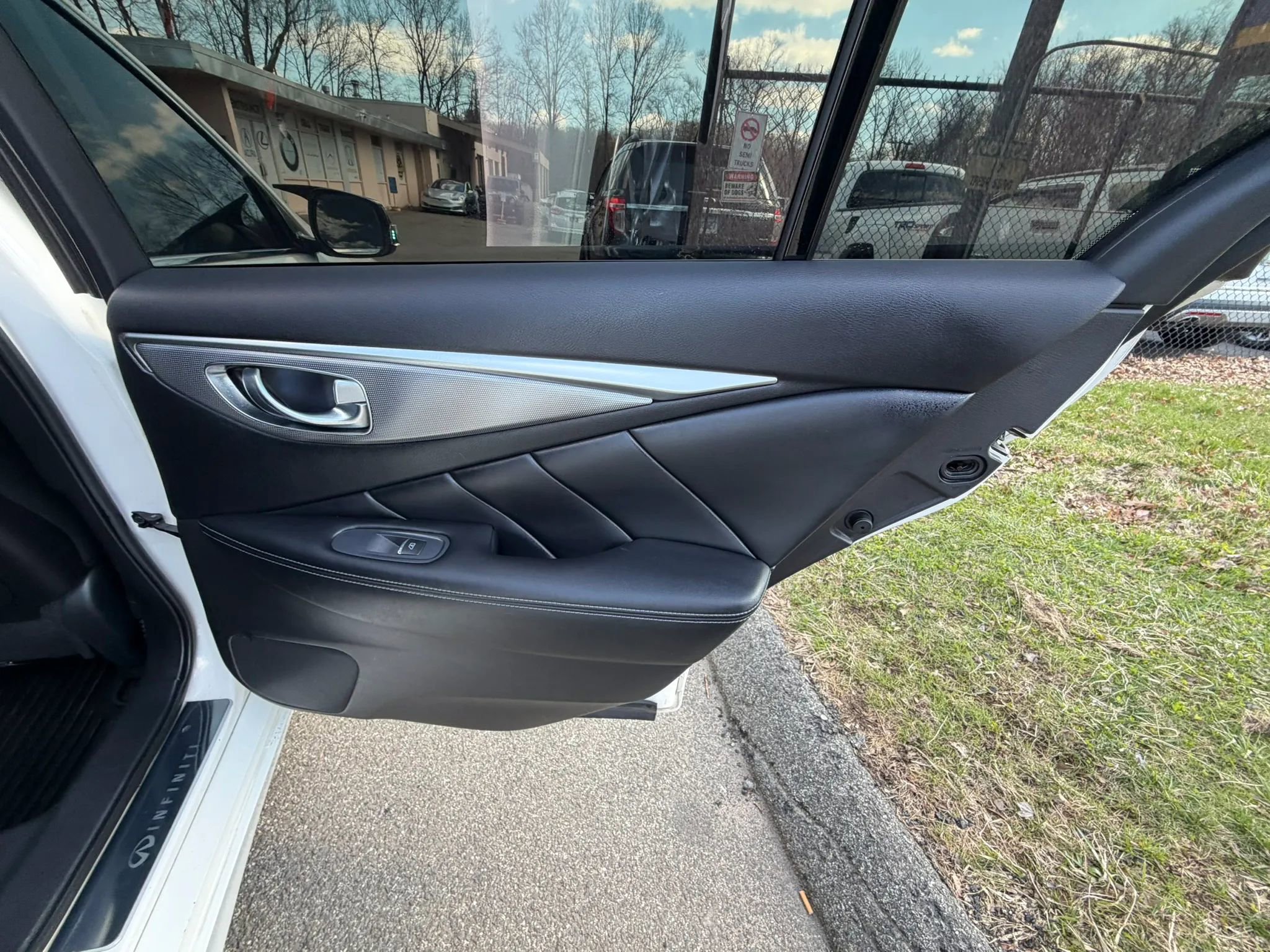Used 2015 INFINITI Q50 Premium w/ Navigation Package AWD/4WD image 17