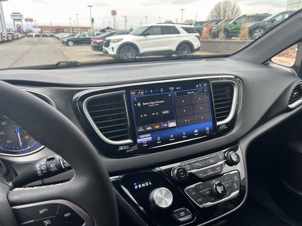 Used 2025 Chrysler Pacifica Select image 20