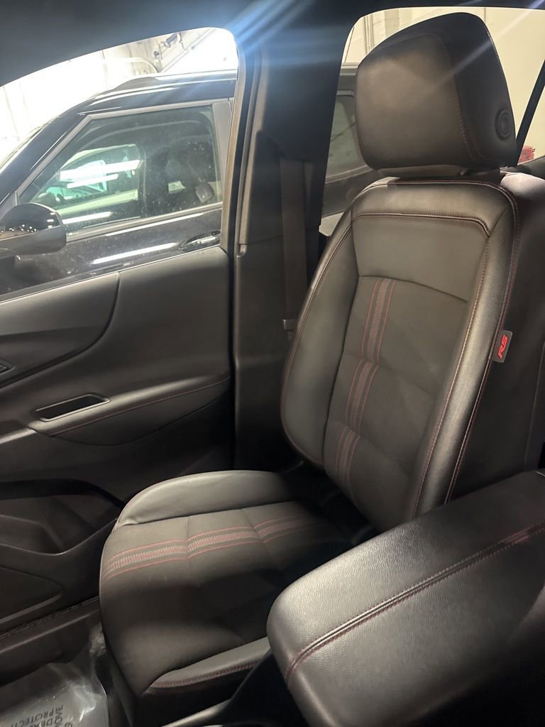 Used 2022 Chevrolet Equinox RS w/ Infotainment Package image 8