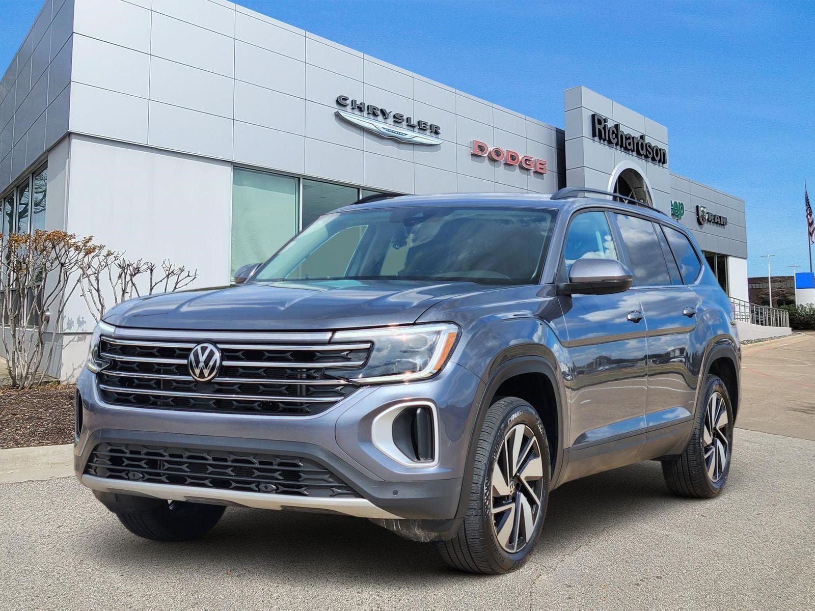 Used 2025 Volkswagen Atlas SE FWD image 2