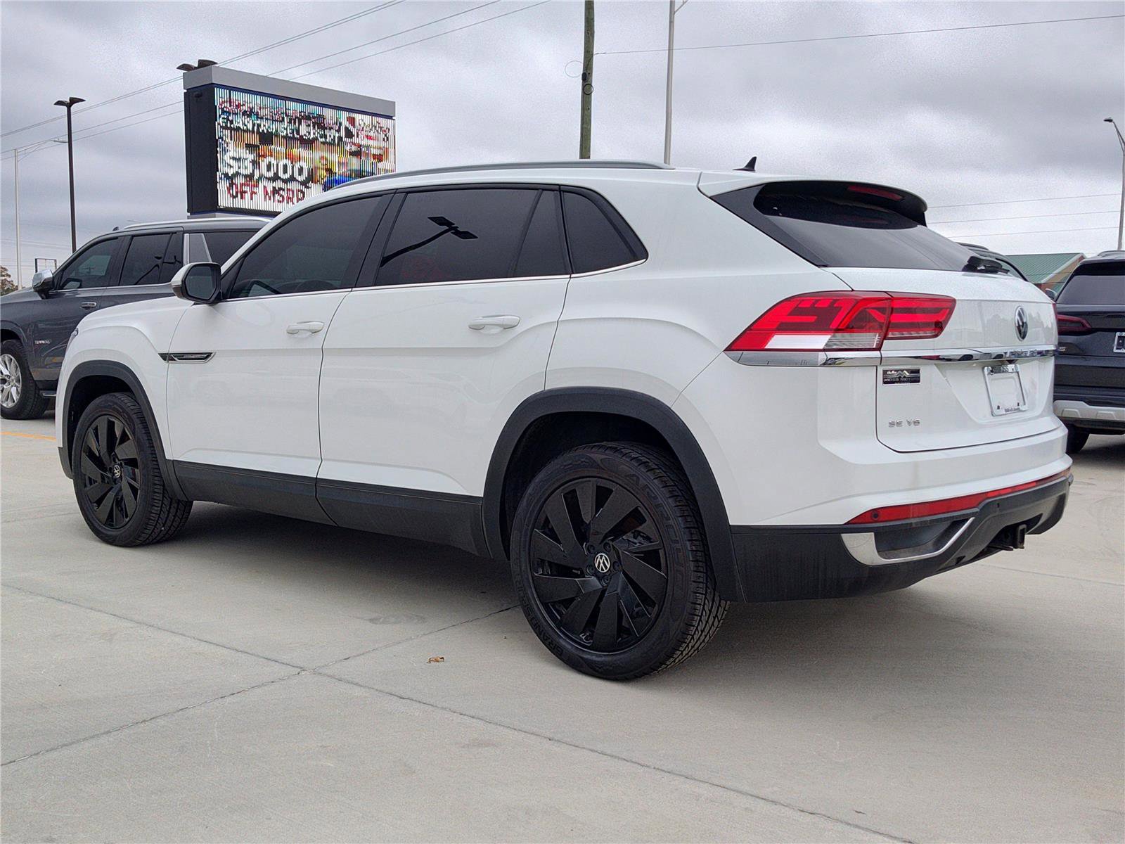 Used 2022 Volkswagen Atlas Cross Sport SE image 4