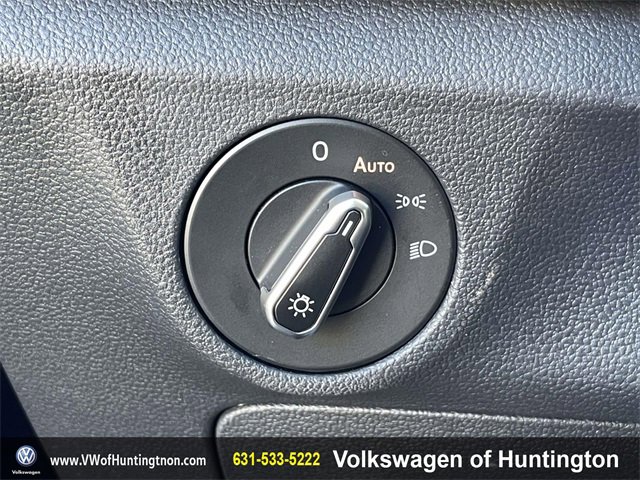 Certified 2025 Volkswagen Jetta SE w/ Sunroof Package image 16