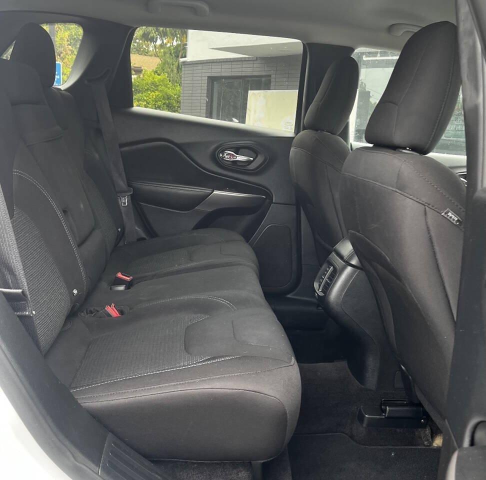 Used 2019 Jeep Cherokee Latitude w/ Popular Appearance Group FWD image 15