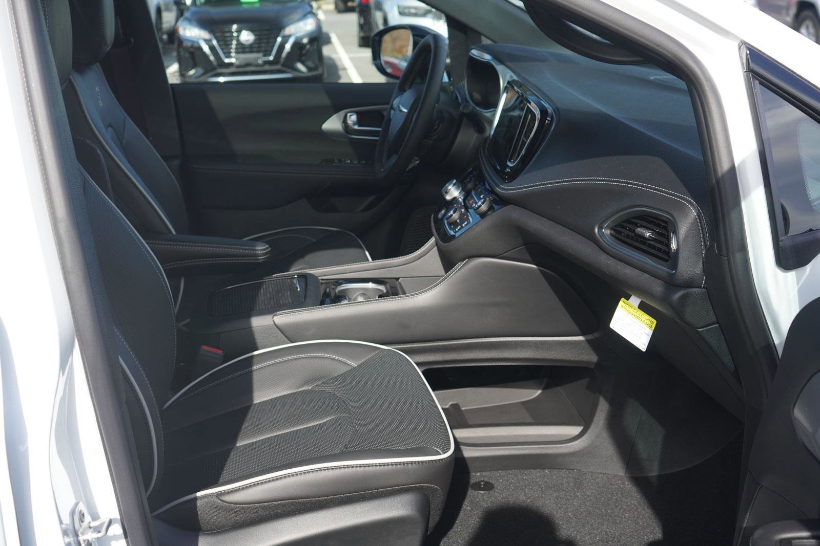 New 2026 Chrysler Pacifica Limited w/ S Appearance Package image 34