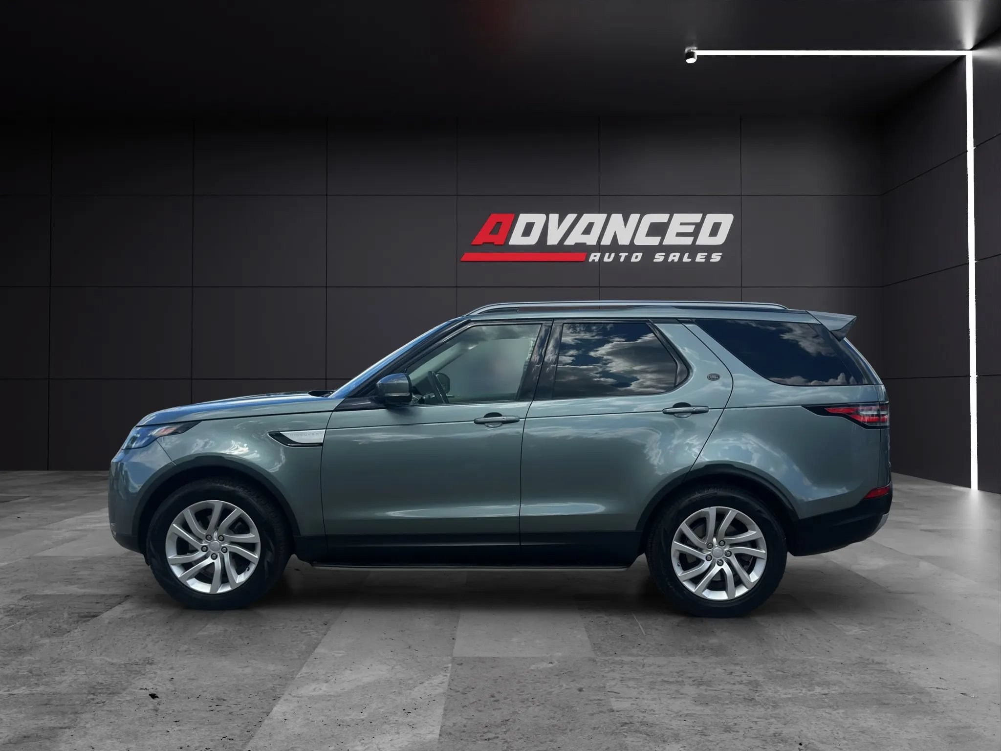 Used 2017 Land Rover Discovery HSE AWD/4WD image 7