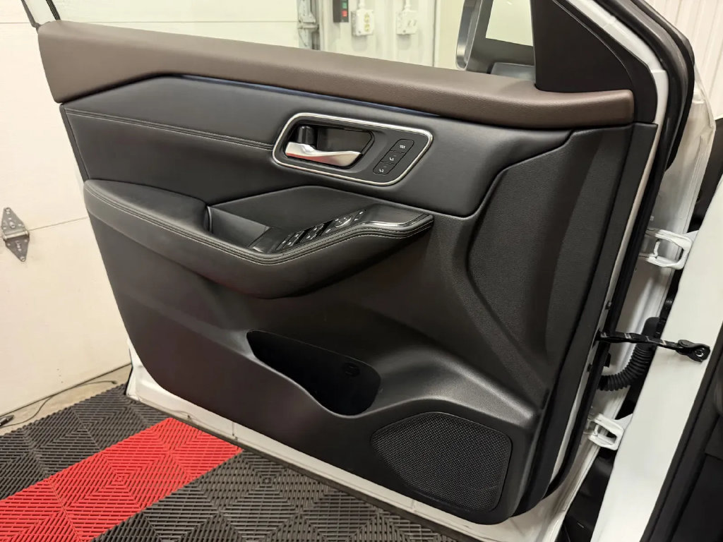 Used 2022 Nissan Rogue Platinum w/ Head-Up Display Package FWD image 27