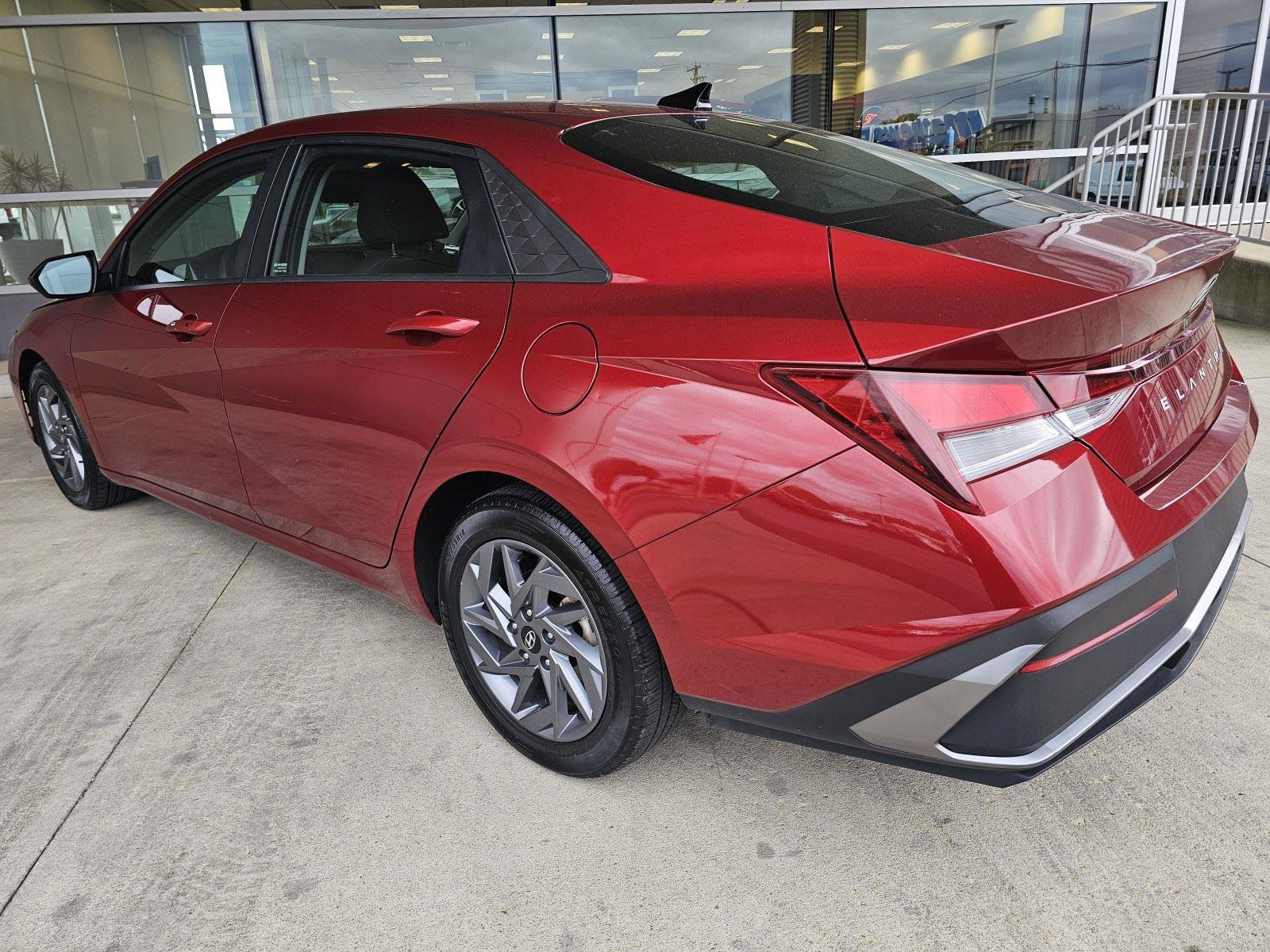 Used 2024 Hyundai Elantra SEL image 3