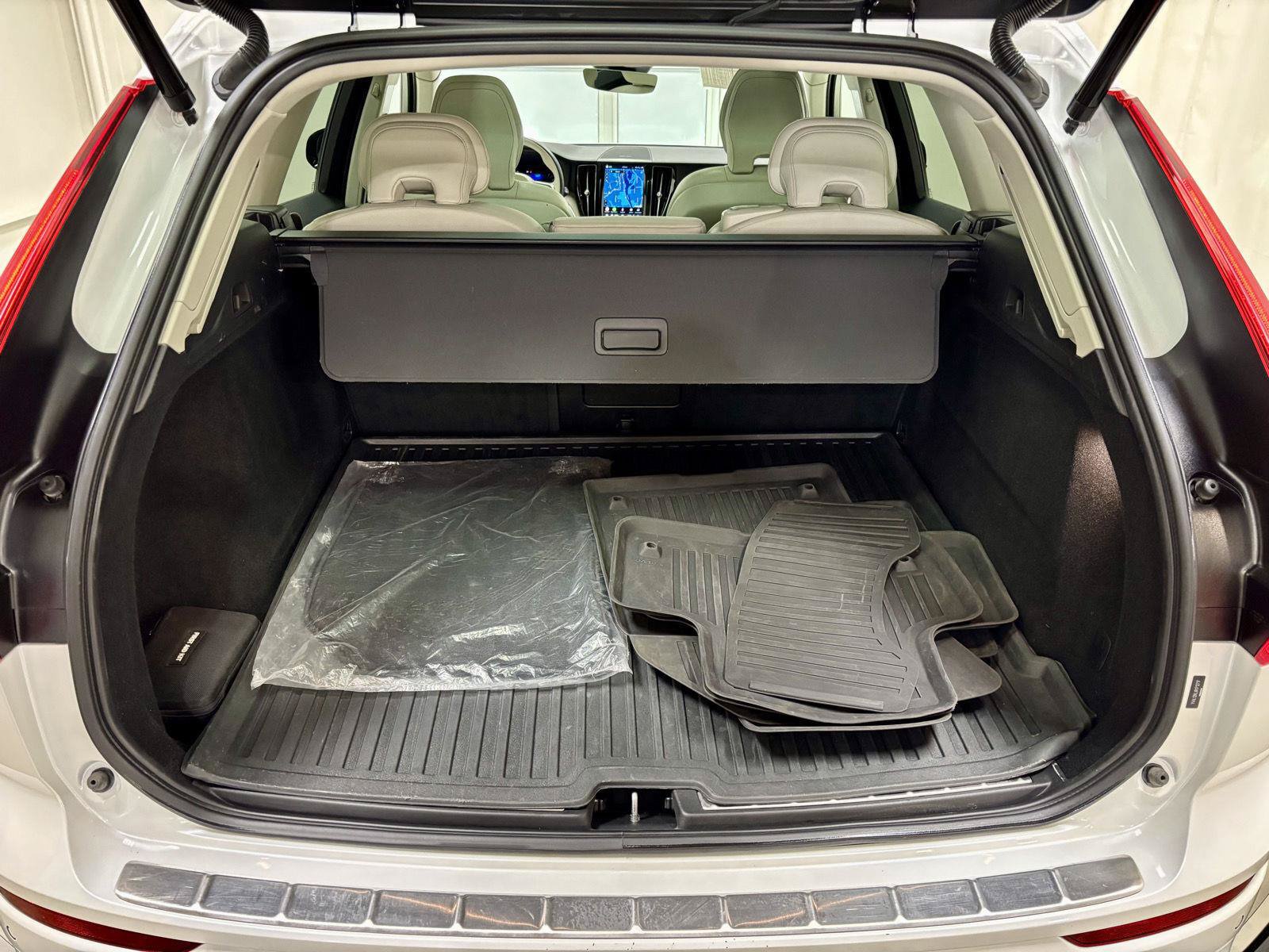 Used 2024 Volvo XC60 B5 Plus w/ Protection Package Premier AWD/4WD image 39