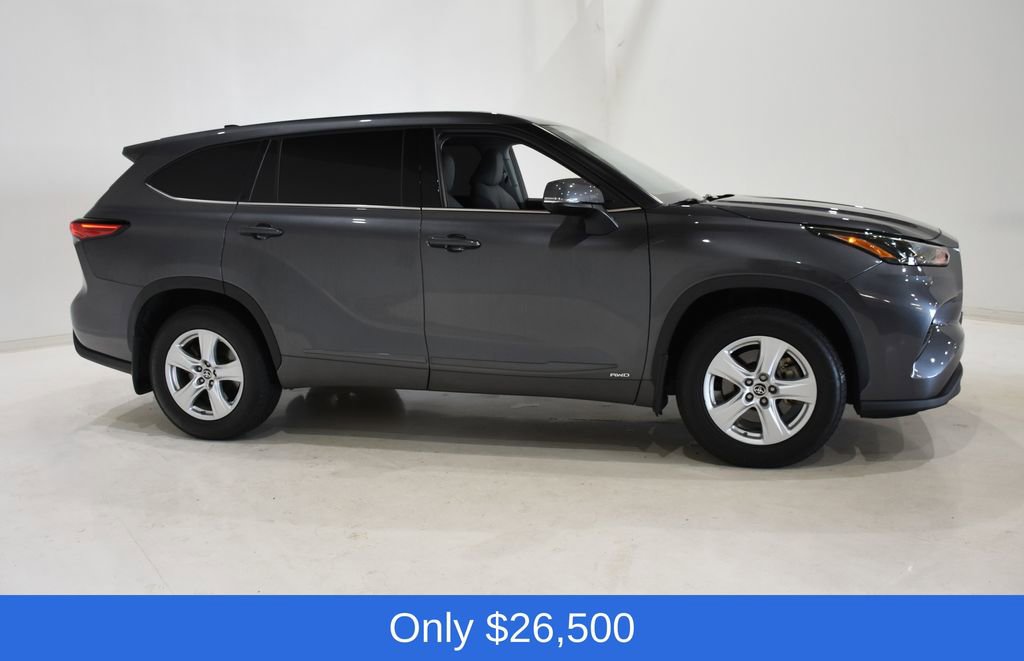 Used 2022 Toyota Highlander LE image 3