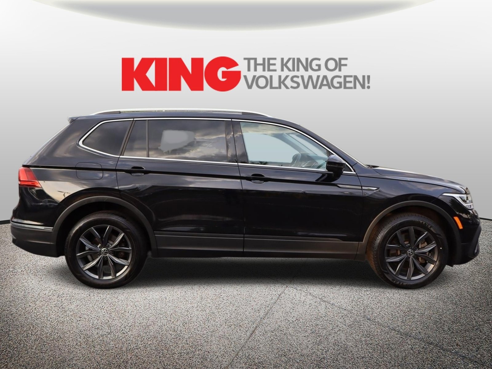 Certified 2023 Volkswagen Tiguan SE FWD image 2