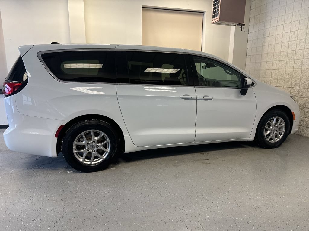 Used 2023 Chrysler Pacifica Touring-L FWD image 49