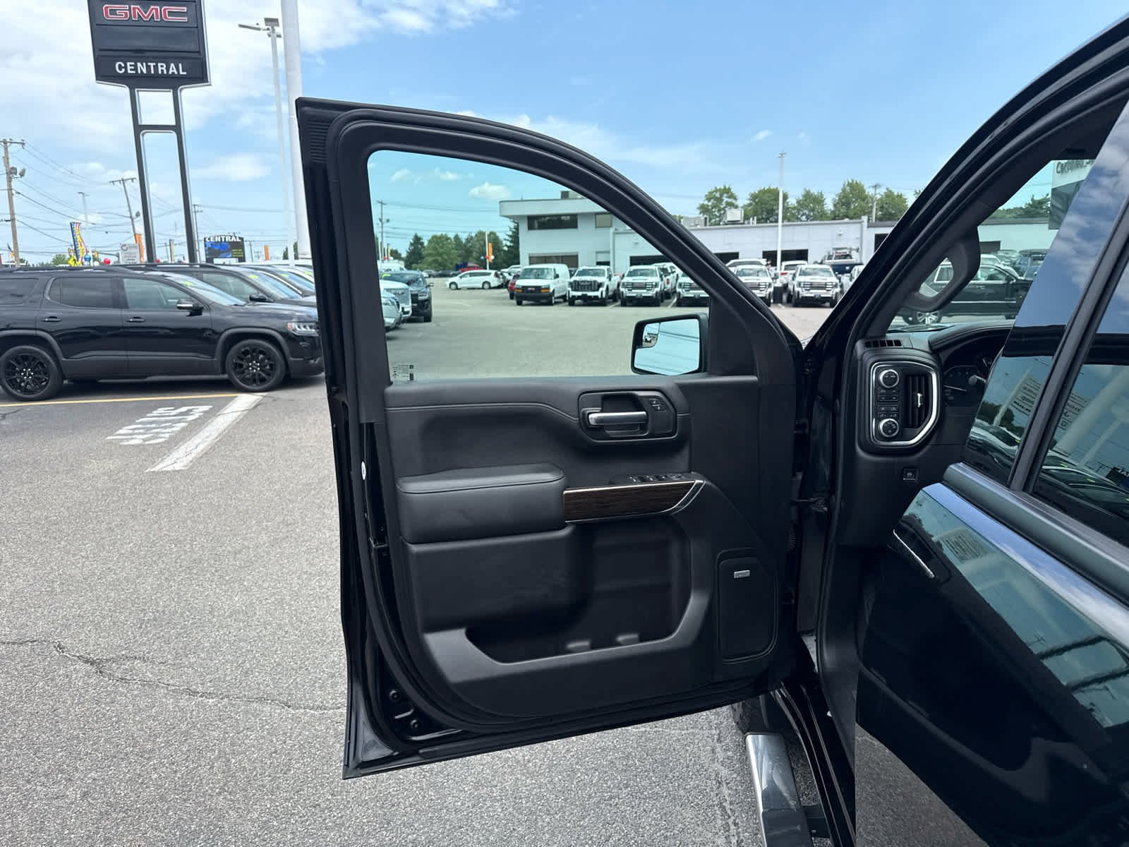 Used 2020 GMC Sierra 1500 Elevation w/ Elevation Value Package AWD/4WD image 11