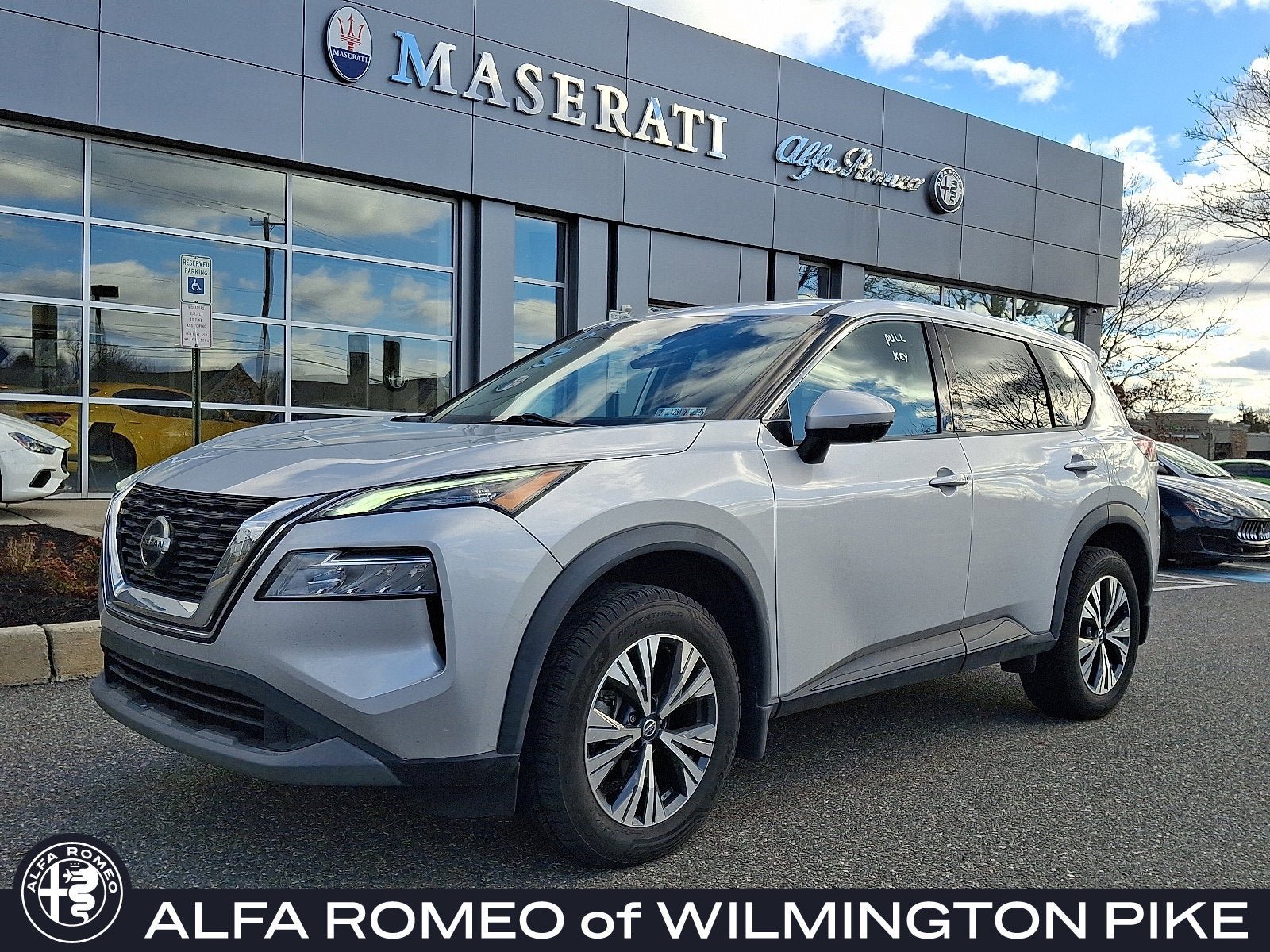 Used 2021 Nissan Rogue SV image 1
