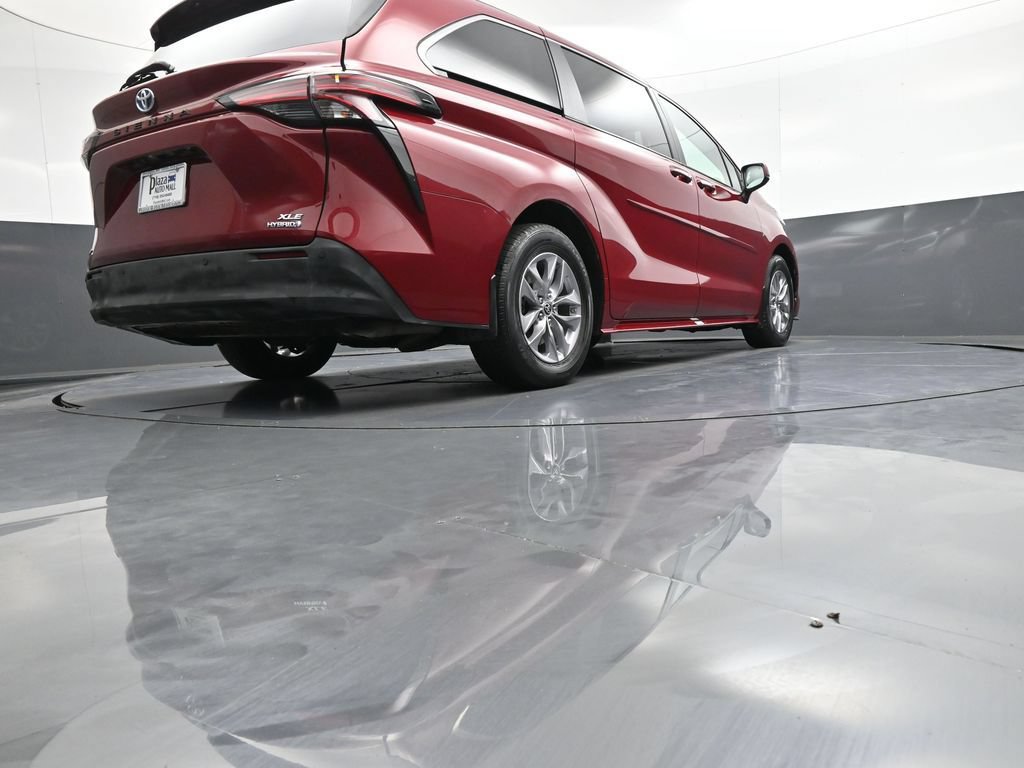 Certified 2022 Toyota Sienna XLE AWD/4WD image 32