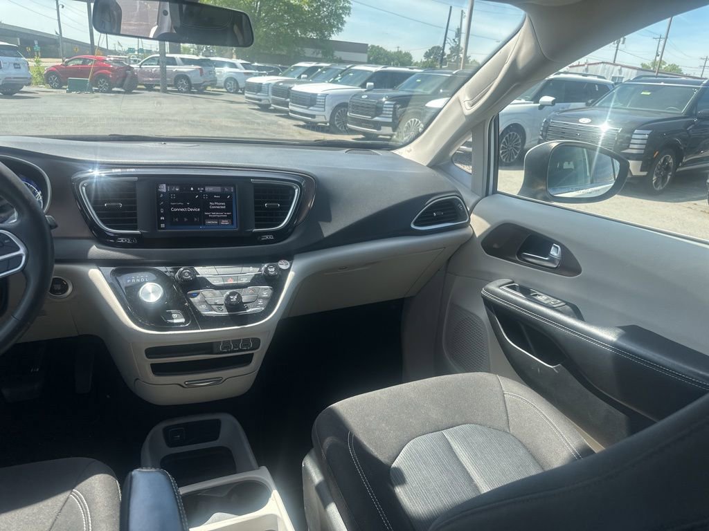 Used 2022 Chrysler Voyager LX image 22