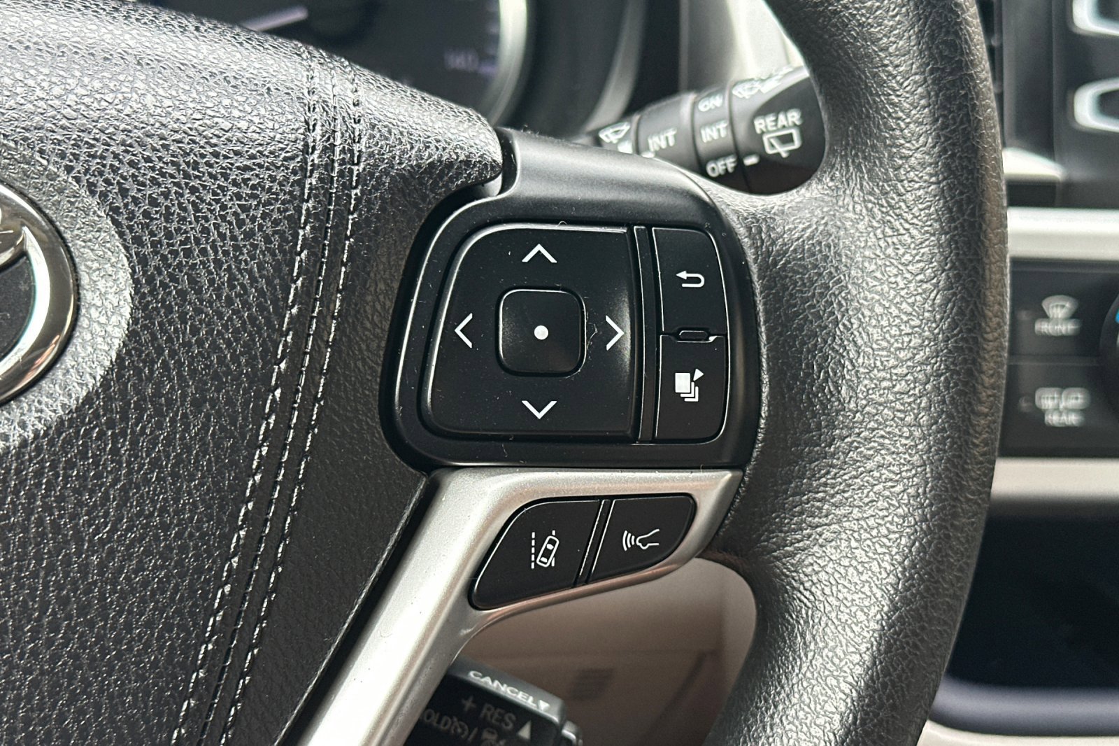 Used 2018 Toyota Highlander LE w/ Carpet Mat Package (TMS) AWD/4WD image 28