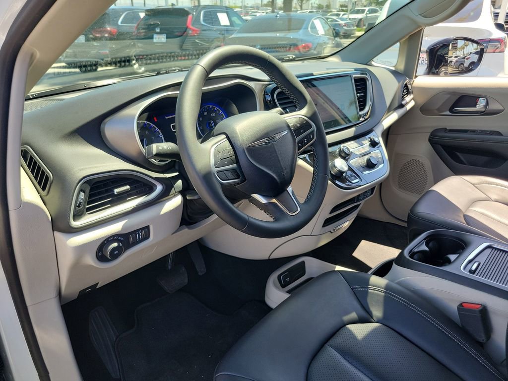 Used 2024 Chrysler Pacifica Touring-L image 17
