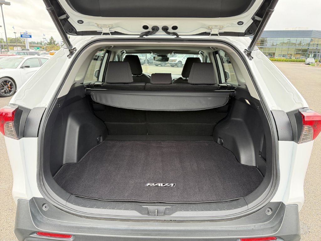 Used 2022 Toyota RAV4 XLE w/ Convenience Package FWD image 22