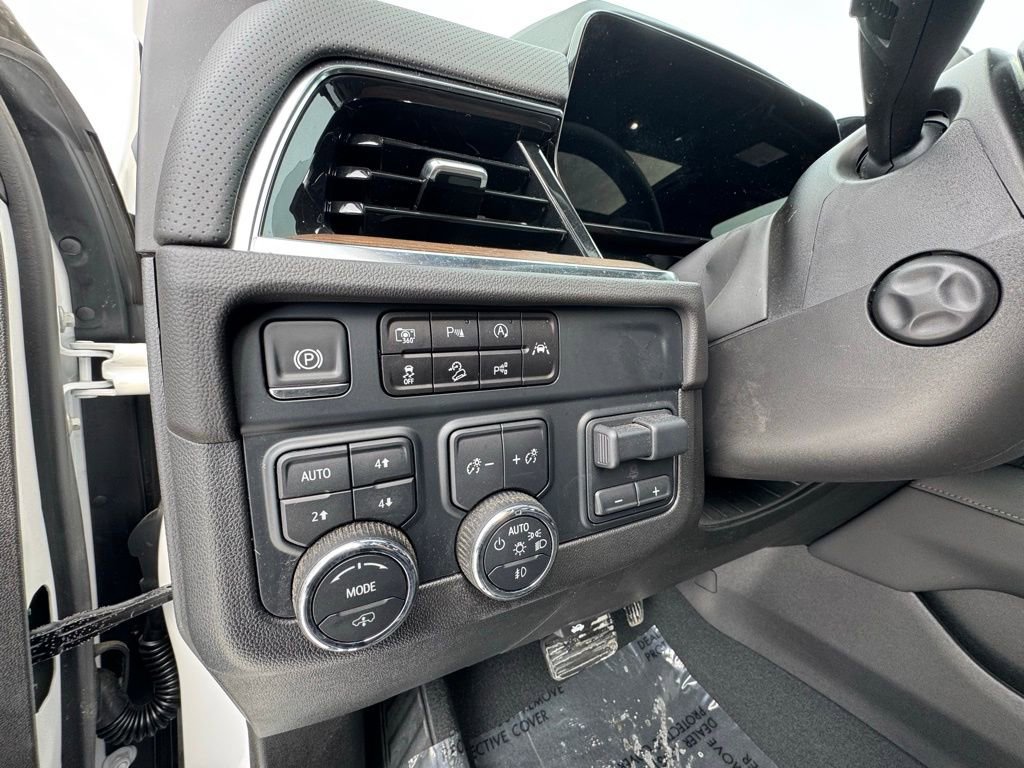 Used 2025 Chevrolet Suburban High Country image 18