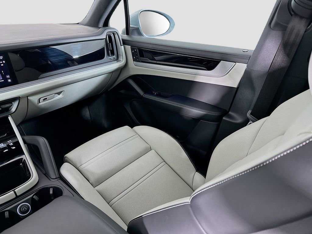 Used 2024 Porsche Cayenne S image 26