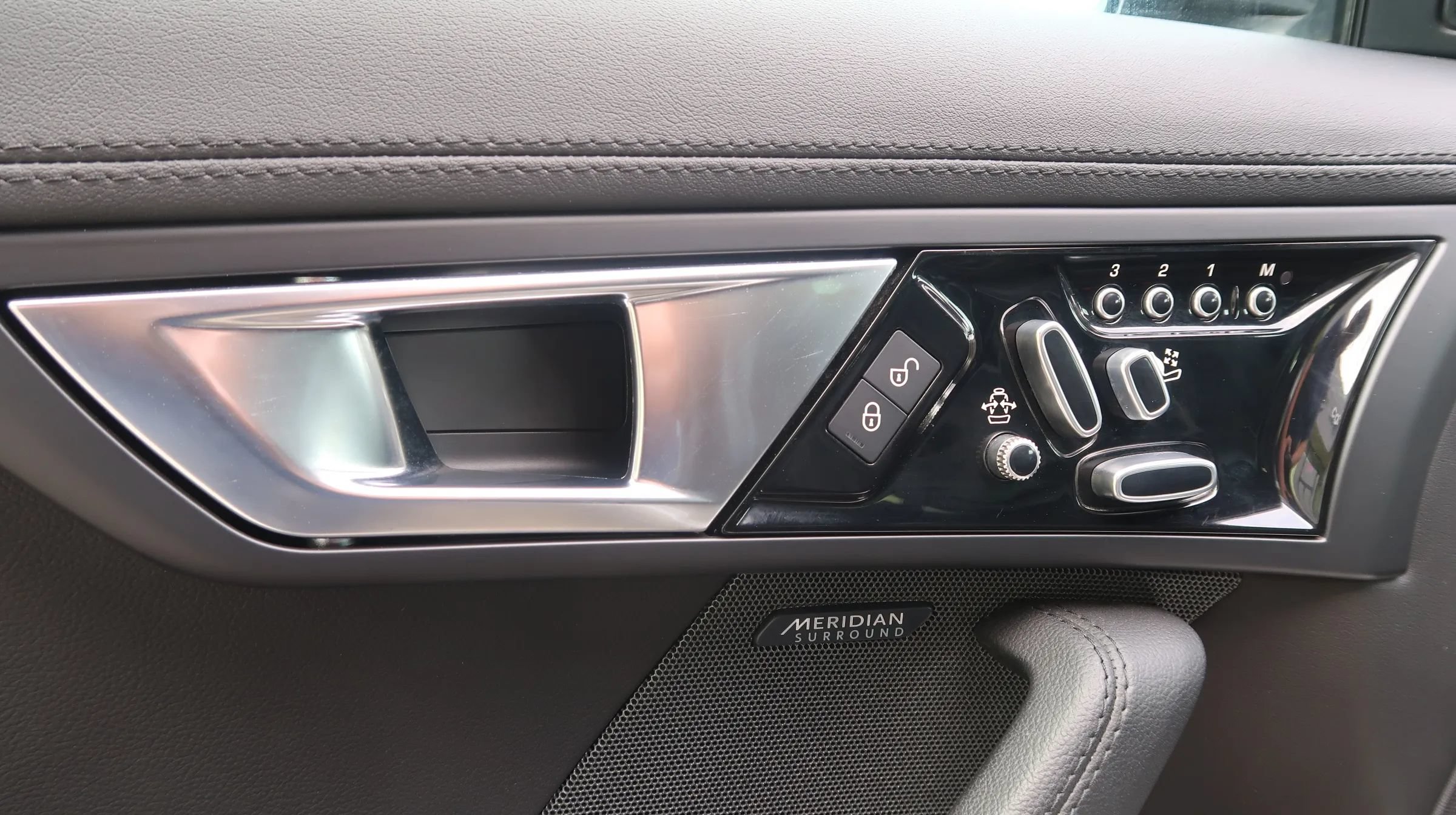 Used 2016 Jaguar F-TYPE Convertible RWD image 21