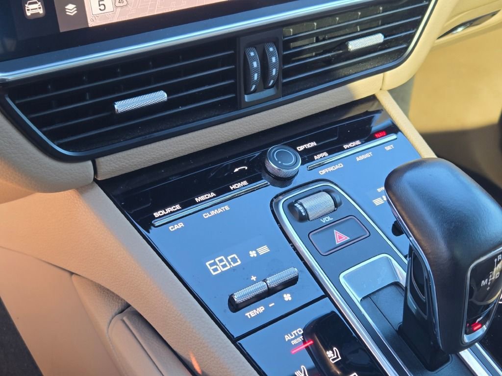 Certified 2023 Porsche Cayenne Platinum Edition image 23