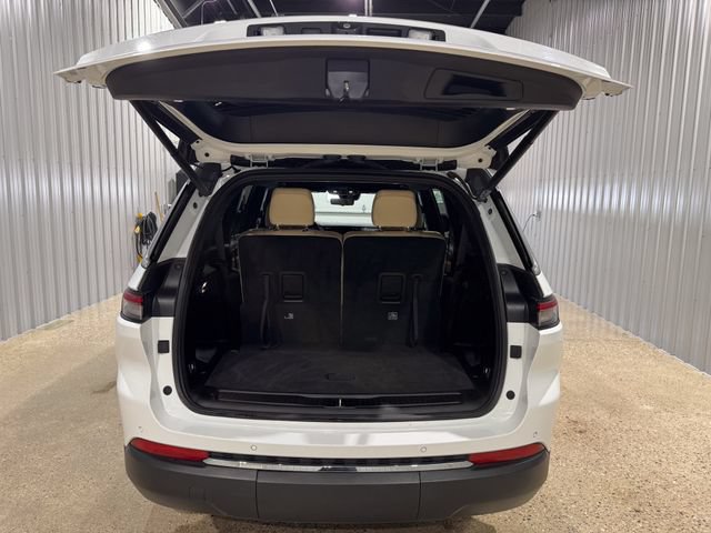 Used 2023 Jeep Grand Cherokee L Limited w/ Luxury Tech Group II AWD/4WD image 5