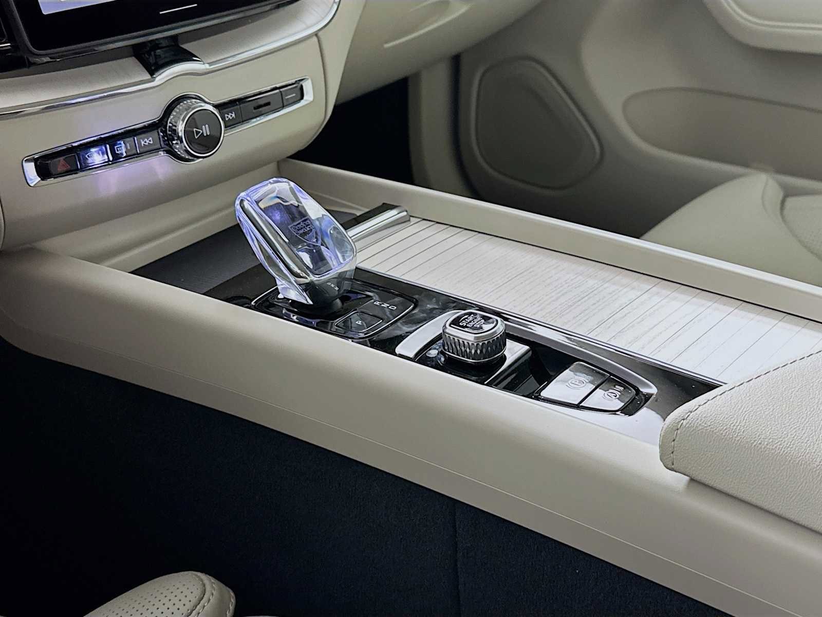 New 2026 Volvo XC60 T8 Ultra w/ Protection Package image 15