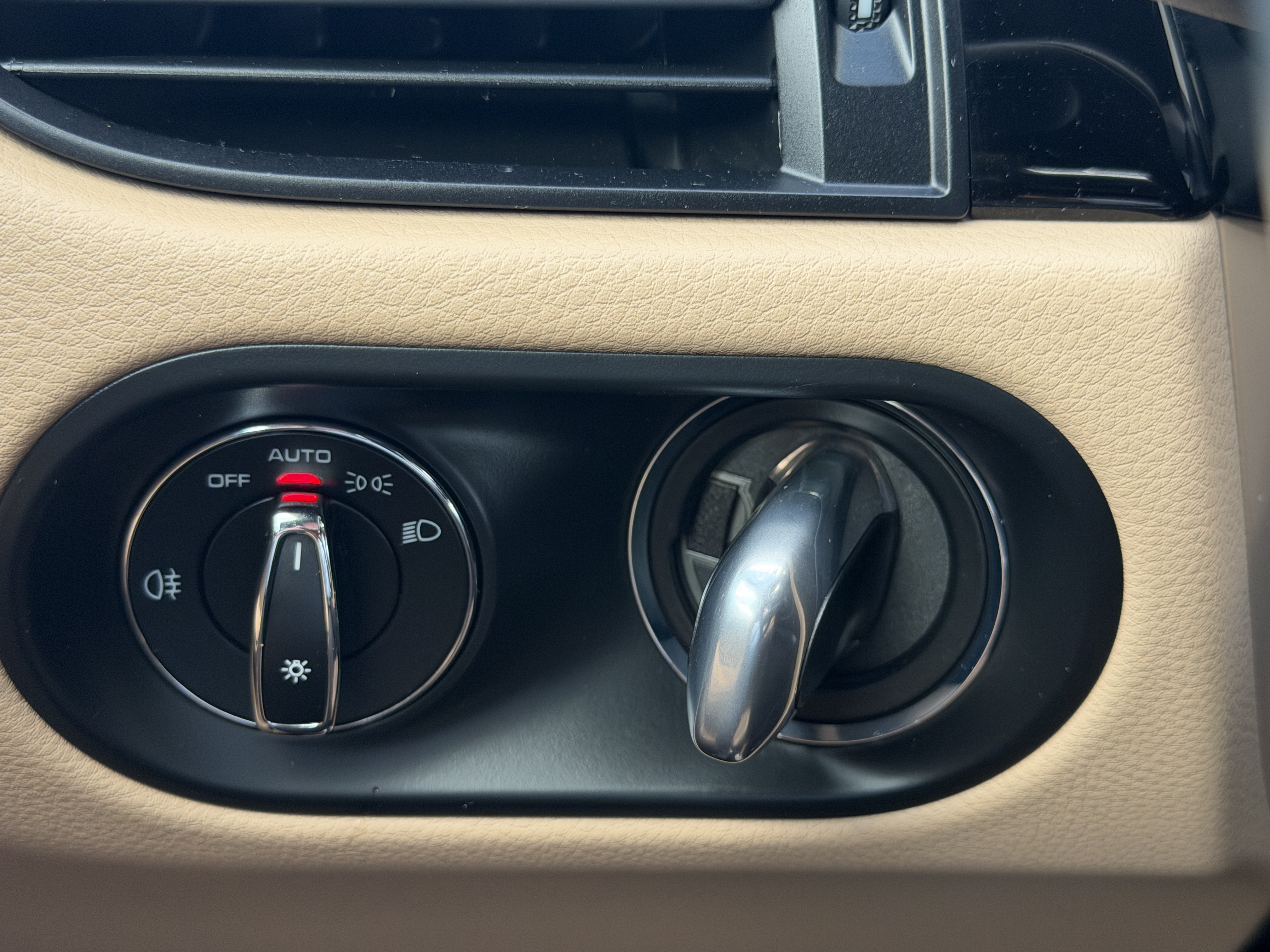 Certified 2023 Porsche Macan AWD/4WD image 30
