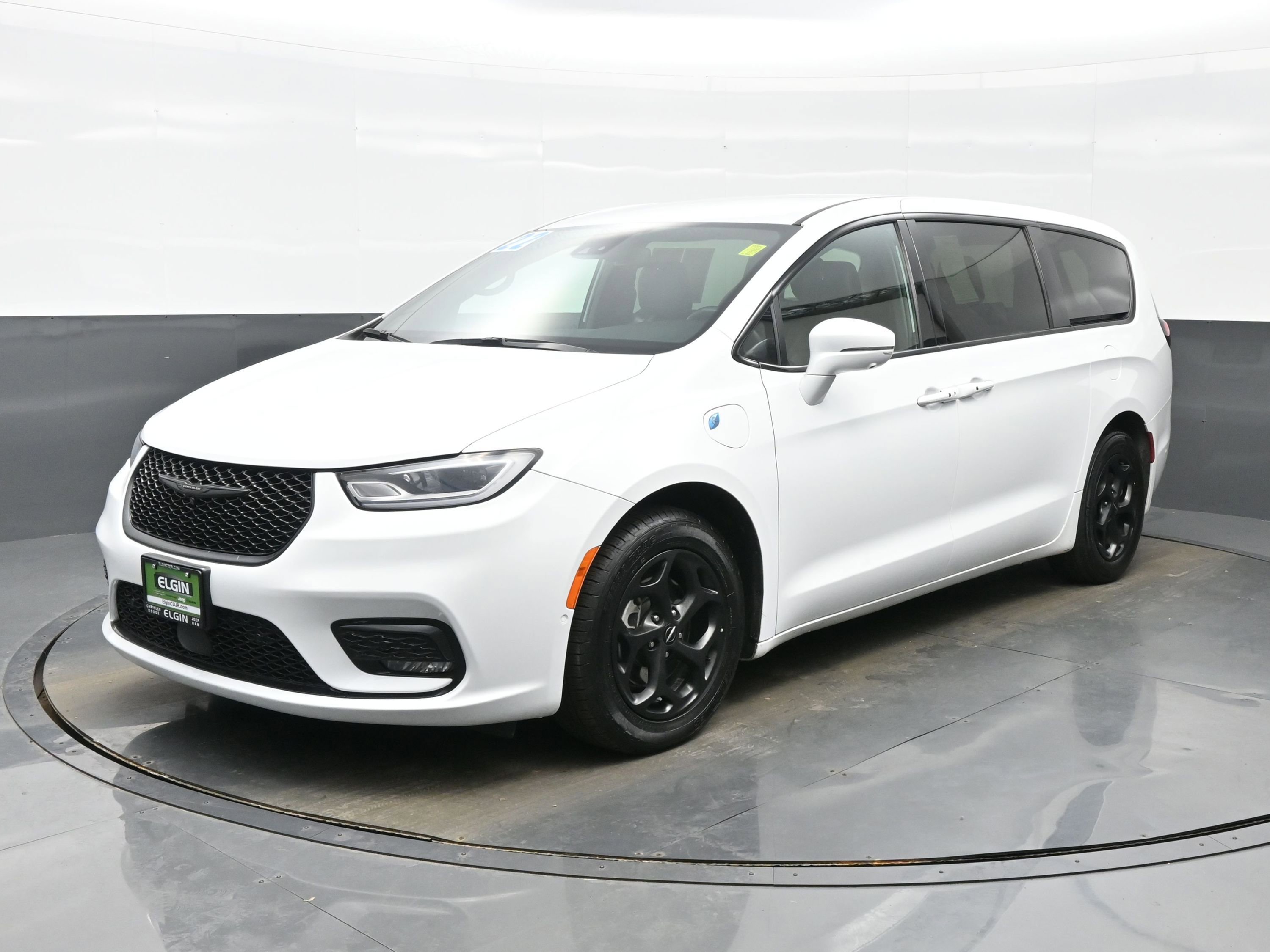 Used 2022 Chrysler Pacifica Touring-L w/ Uconnect Theater Family Group image 2