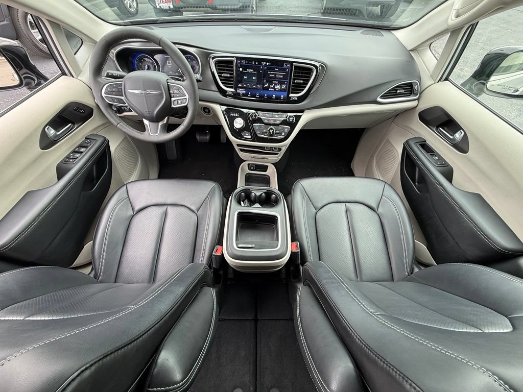 Used 2024 Chrysler Pacifica Touring-L FWD image 18