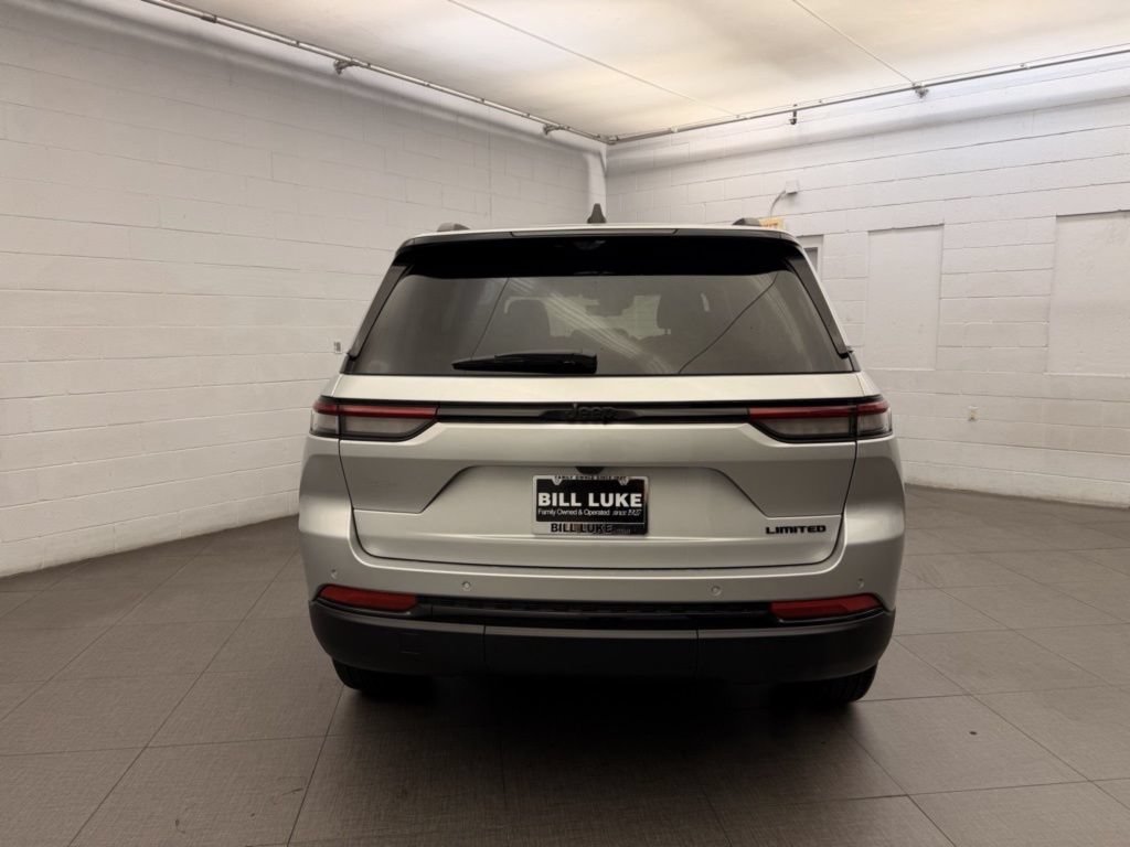 New 2025 Jeep Grand Cherokee Limited w/ Luxury Tech Group II RWD image 4
