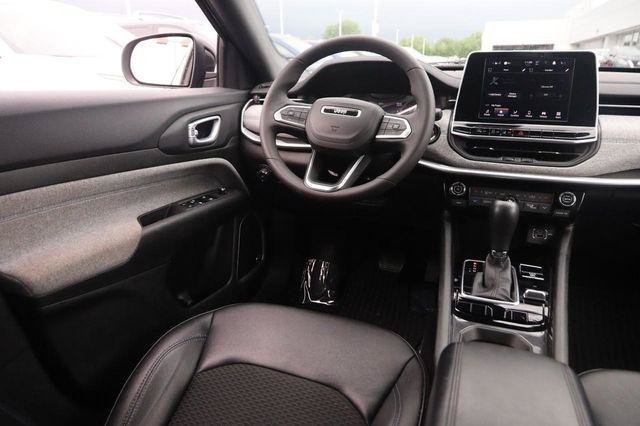 Used 2025 Jeep Compass Latitude w/ Sun & Sound Group AWD/4WD image 23