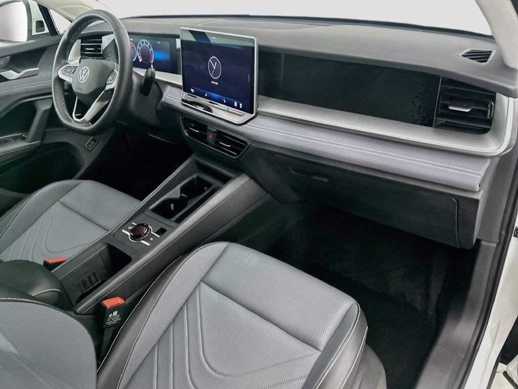 Used 2025 Volkswagen Tiguan SE FWD image 15