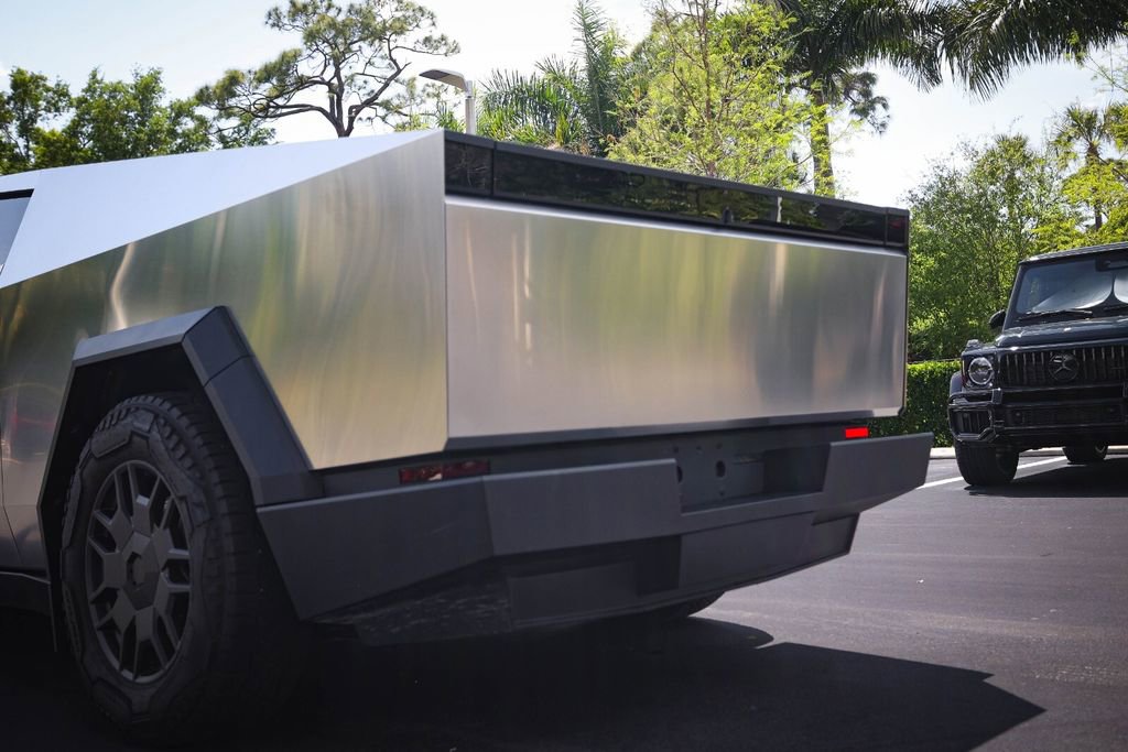 Used 2024 Tesla Cybertruck AWD Crew Cab image 15