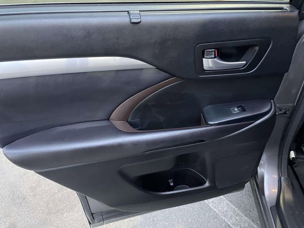 Used 2017 Toyota Highlander XLE image 18