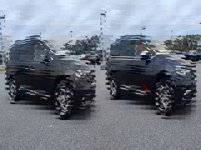 Used 2022 Chrysler Pacifica Limited image 3