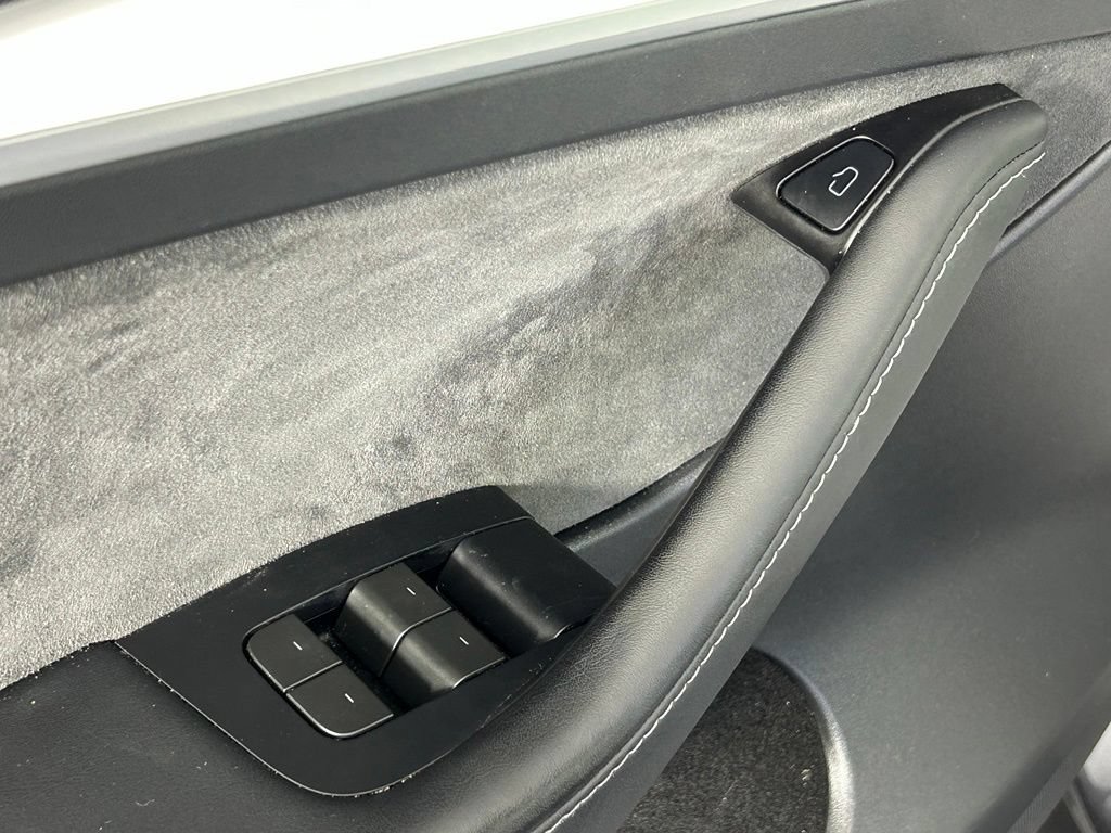 Used 2024 Tesla Model Y 2WD image 30